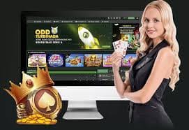 Pengguna memperhatikan keamanan akun sambil menggunakan perangkat mobile